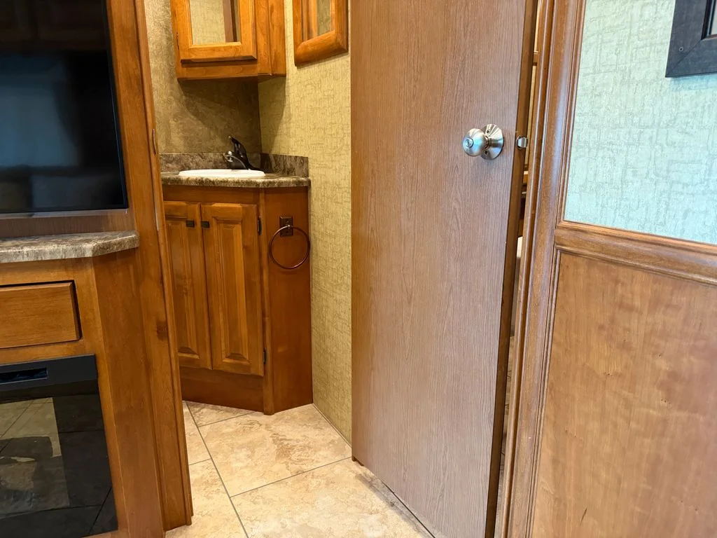 Used 2014  Tiffin  image 81