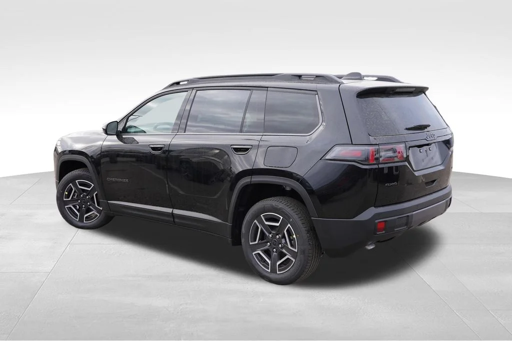 New 2026 Diamond Black Crystal Pearlcoat Jeep Laredo image 5