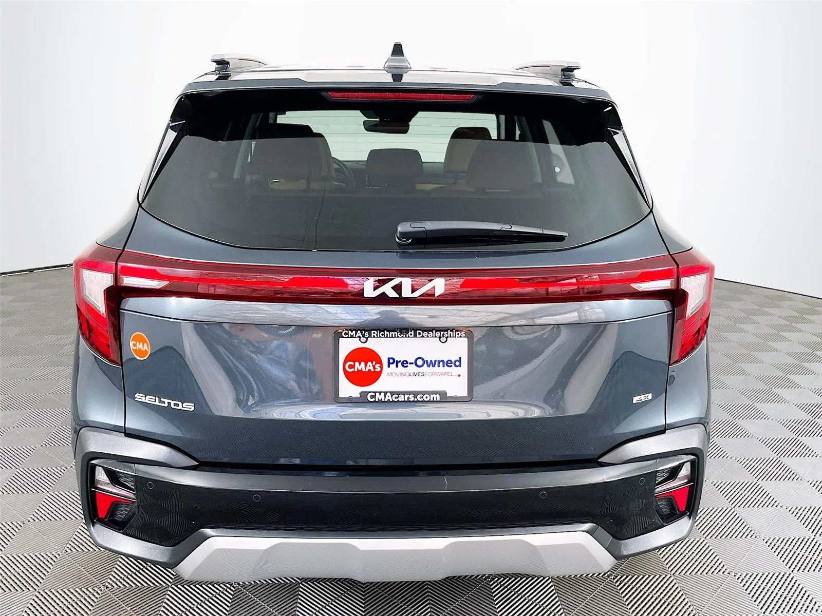 Used 2025 Gravity Gray Kia EX image 9