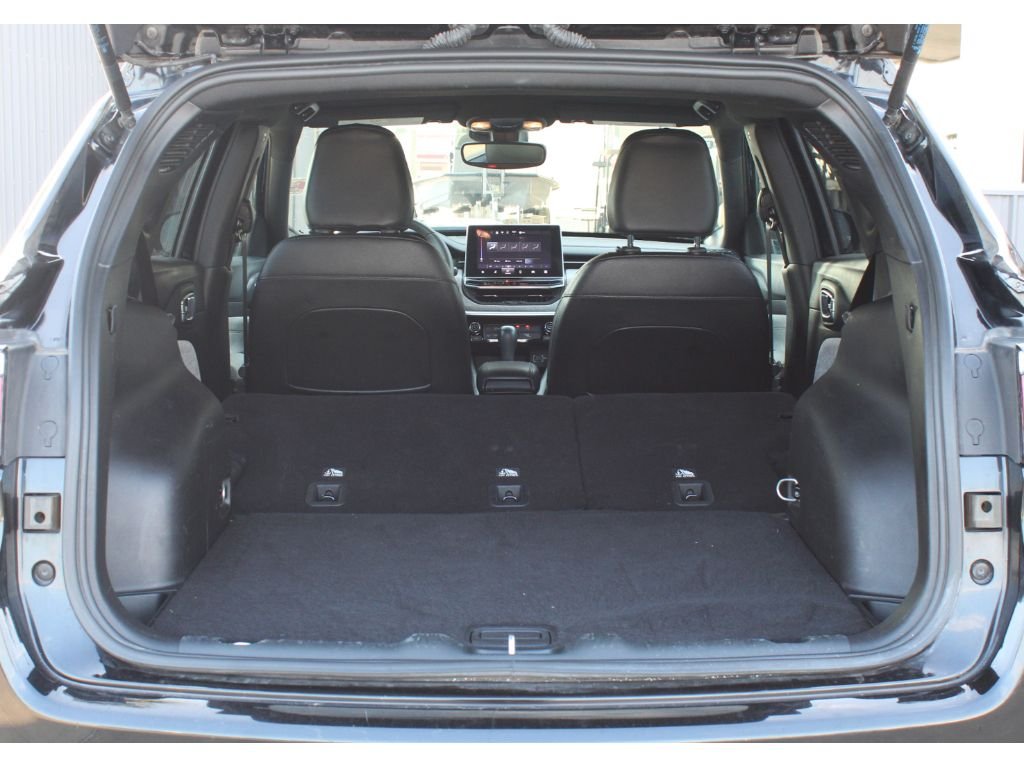 Used 2024 Diamond Black Crystal Pearlcoat Jeep Latitude image 19