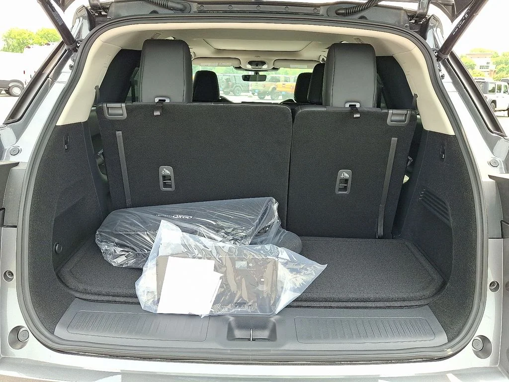 Used 2026 Gray INFINITI LUXE image 27