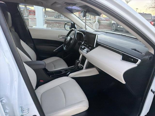 Certified Used 2024 WIND CHILL PEARL Toyota  image 28