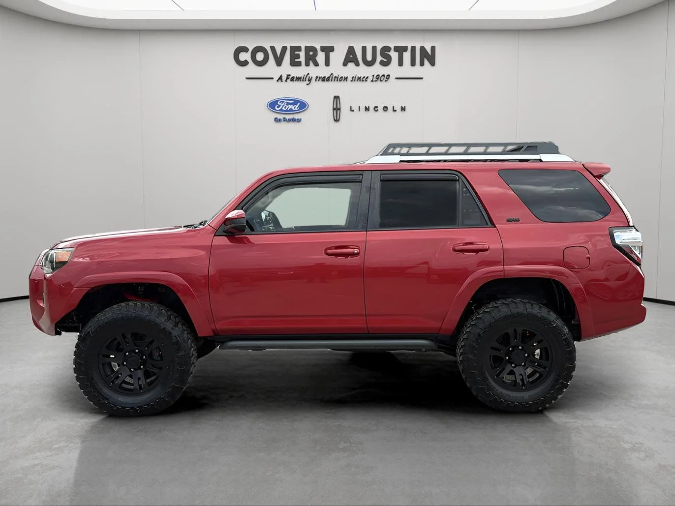 Used 2016 Red Toyota SR5 image 2