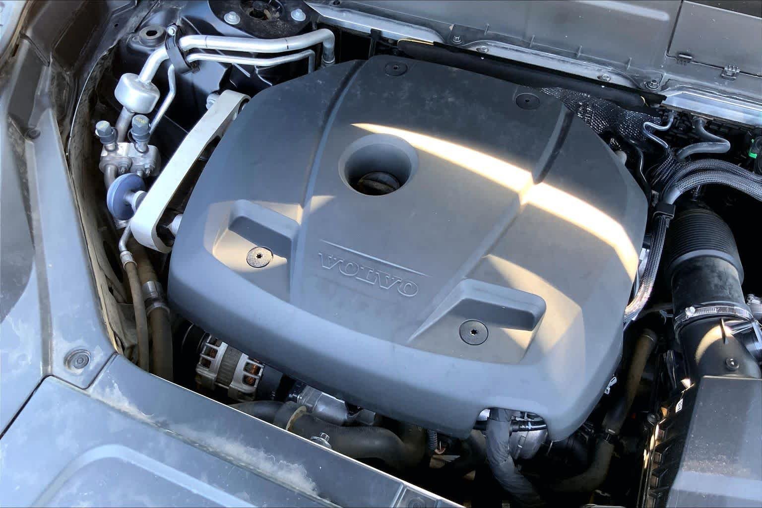 Used 2020 Onyx Black Metallic Volvo Momentum image 31
