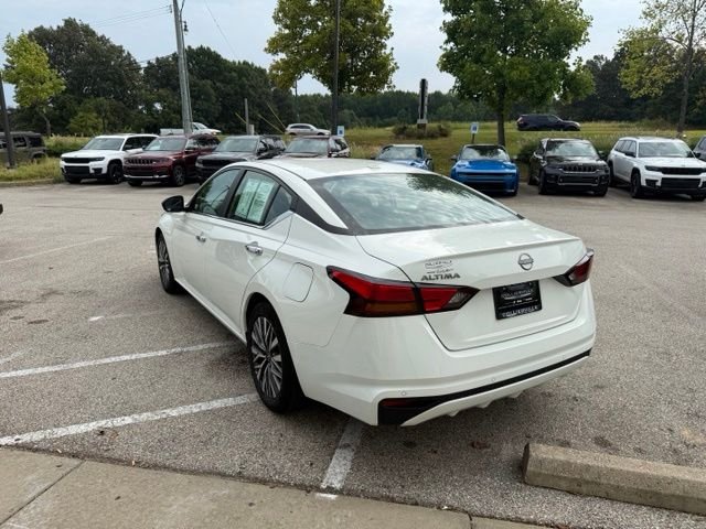 Used 2025 White Nissan 2.5 SV image 4