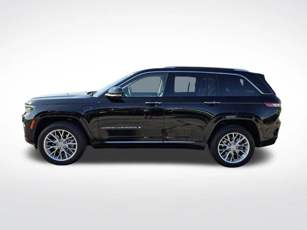 Certified Used 2022 Black Jeep Summit 4xe image 8