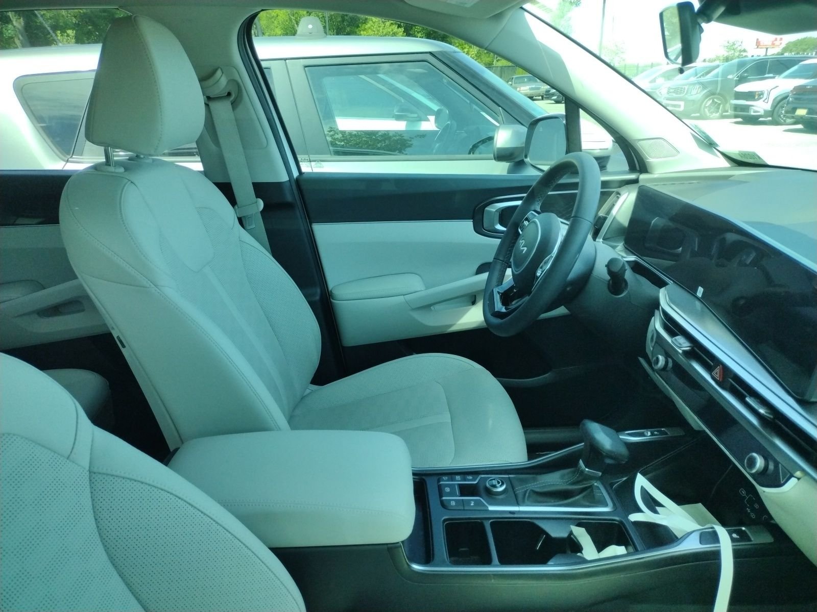 Used 2025 White Kia S image 4