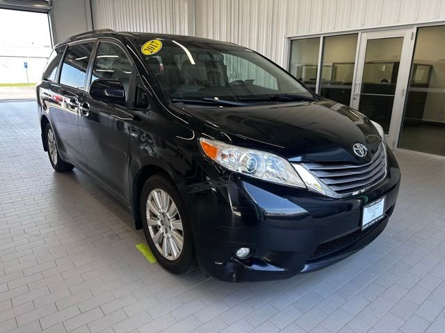 2017 Toyota Sienna XLE Premium V6 AWD 7-Passenger's photo