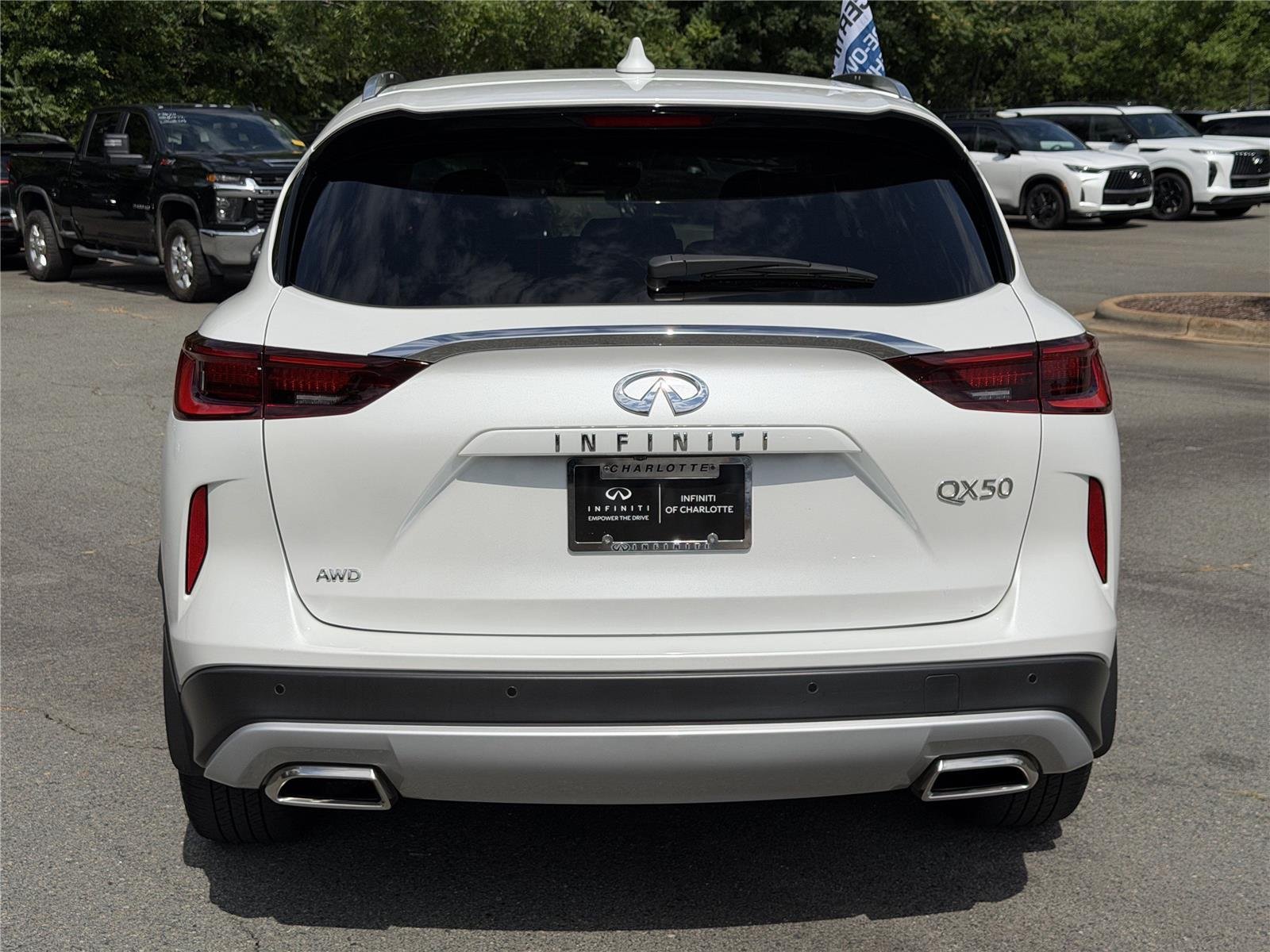 Used 2024 Radiant White INFINITI LUXE image 27