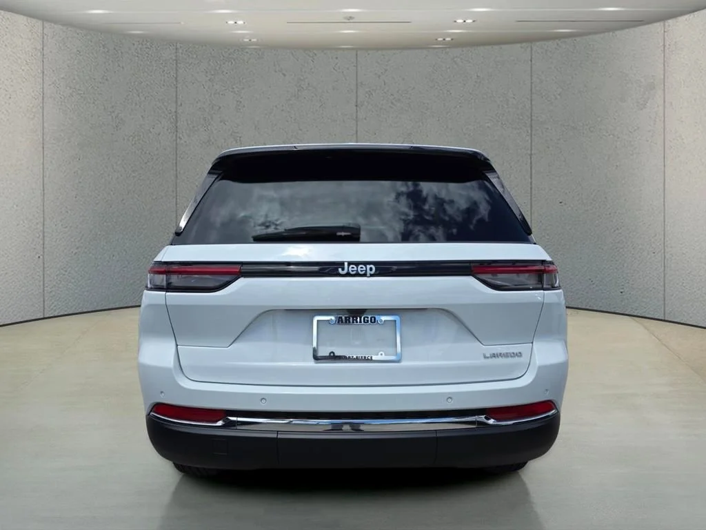 New 2026 Bright White Clear-Coat Exterior Paint Jeep Laredo X image 5