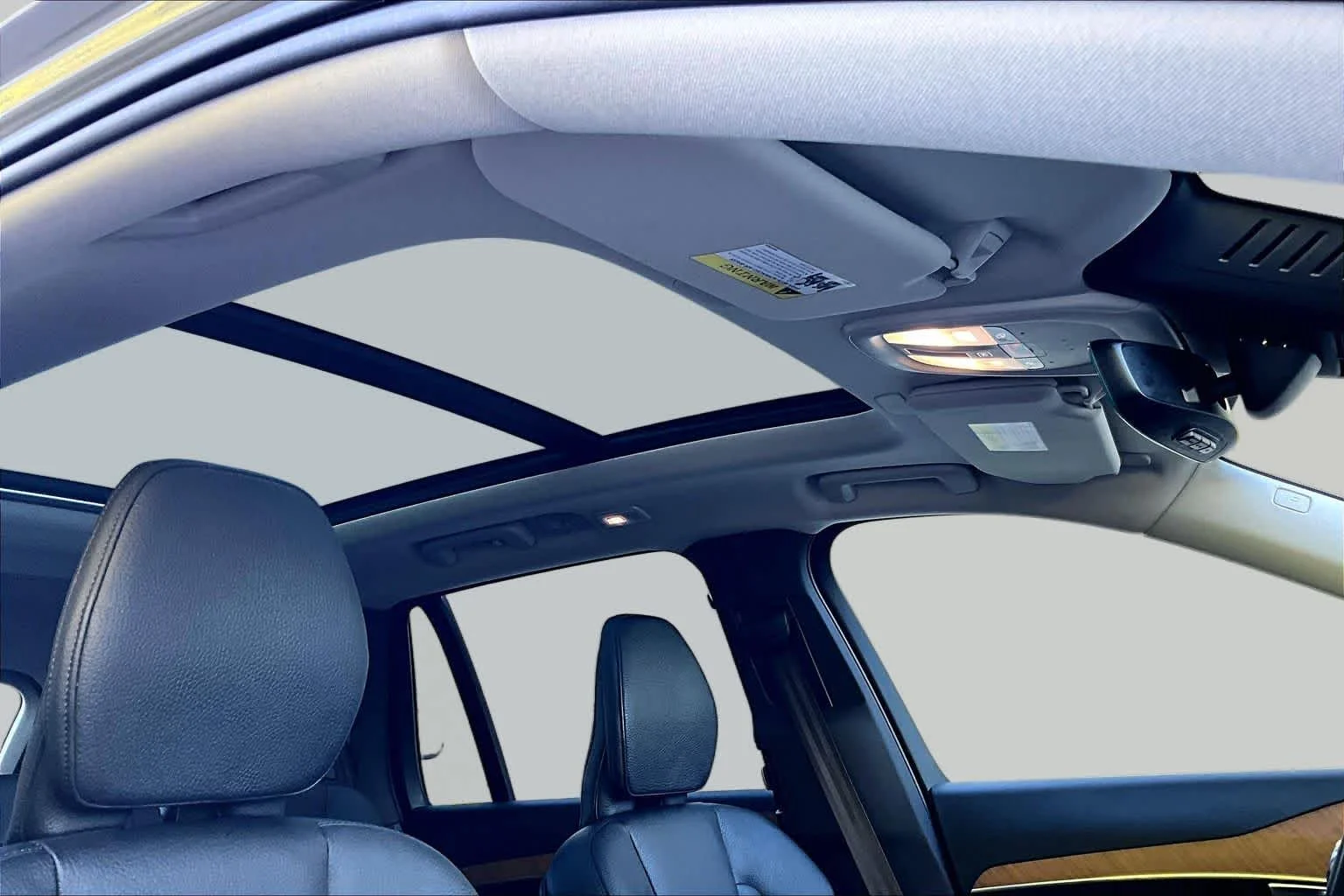 Certified Used 2025 Vapour Grey Volvo Plus image 14