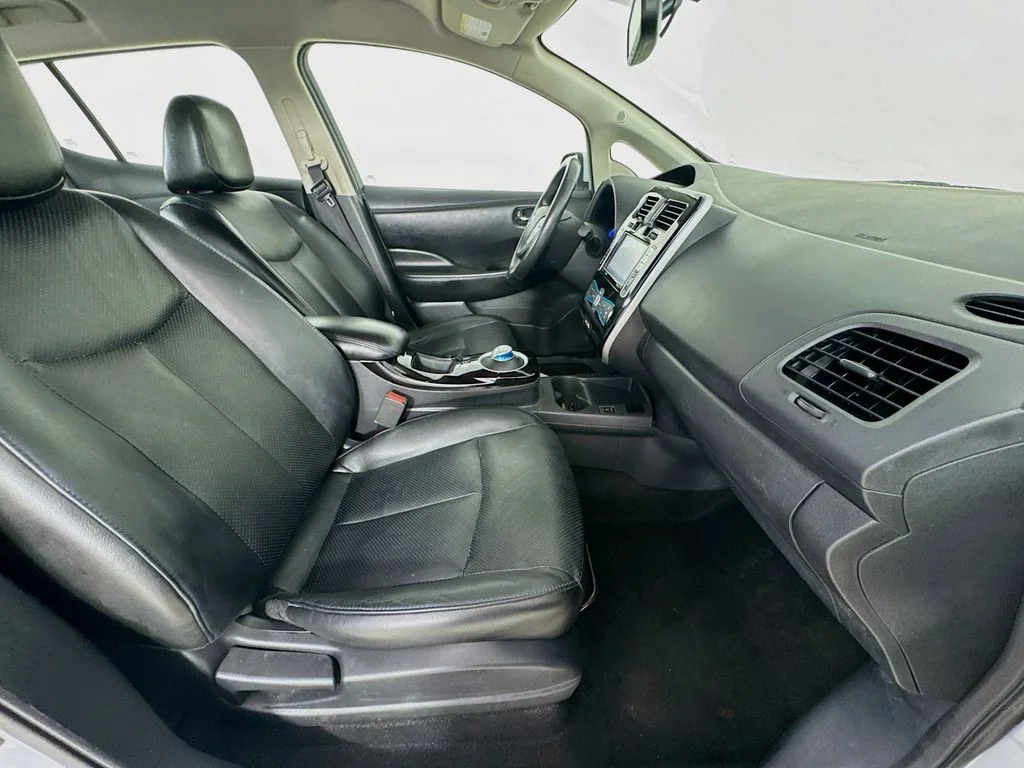 Used 2014 Brilliant Silver Nissan SL image 34