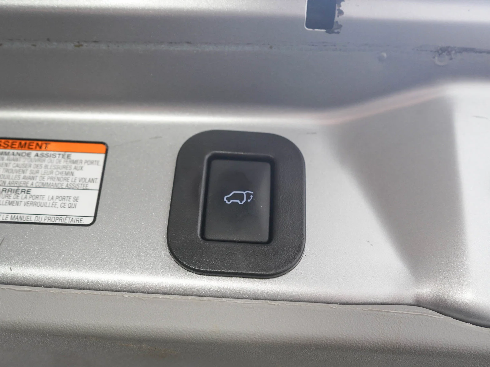 Used 2018 Silver Sky Metallic Toyota XLE Premium FWD 8-Passenger image 12