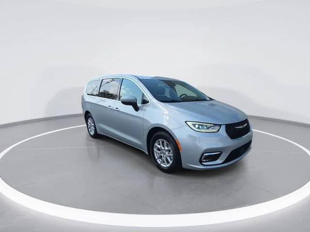 Used 2023 Silver Chrysler Touring L image 2
