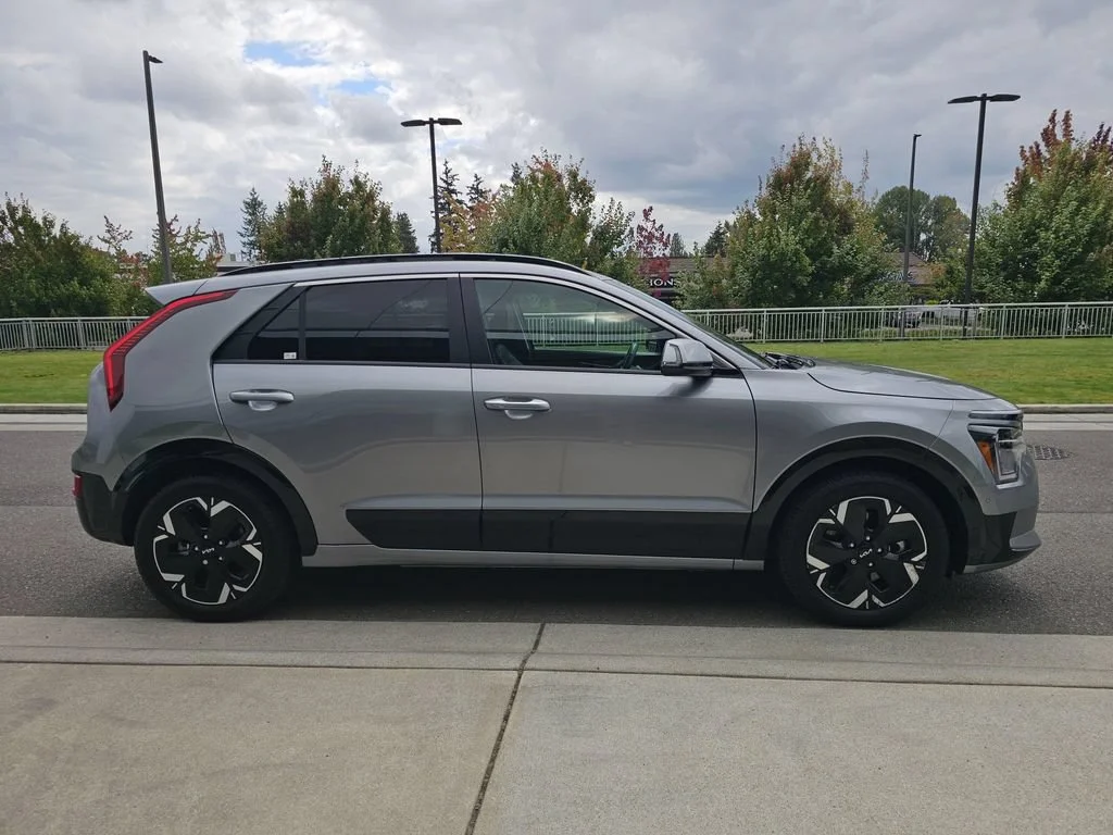Used 2023  Kia Wave image 8