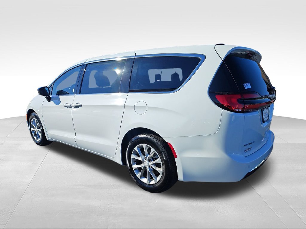 Used 2026 White Chrysler Limited image 3