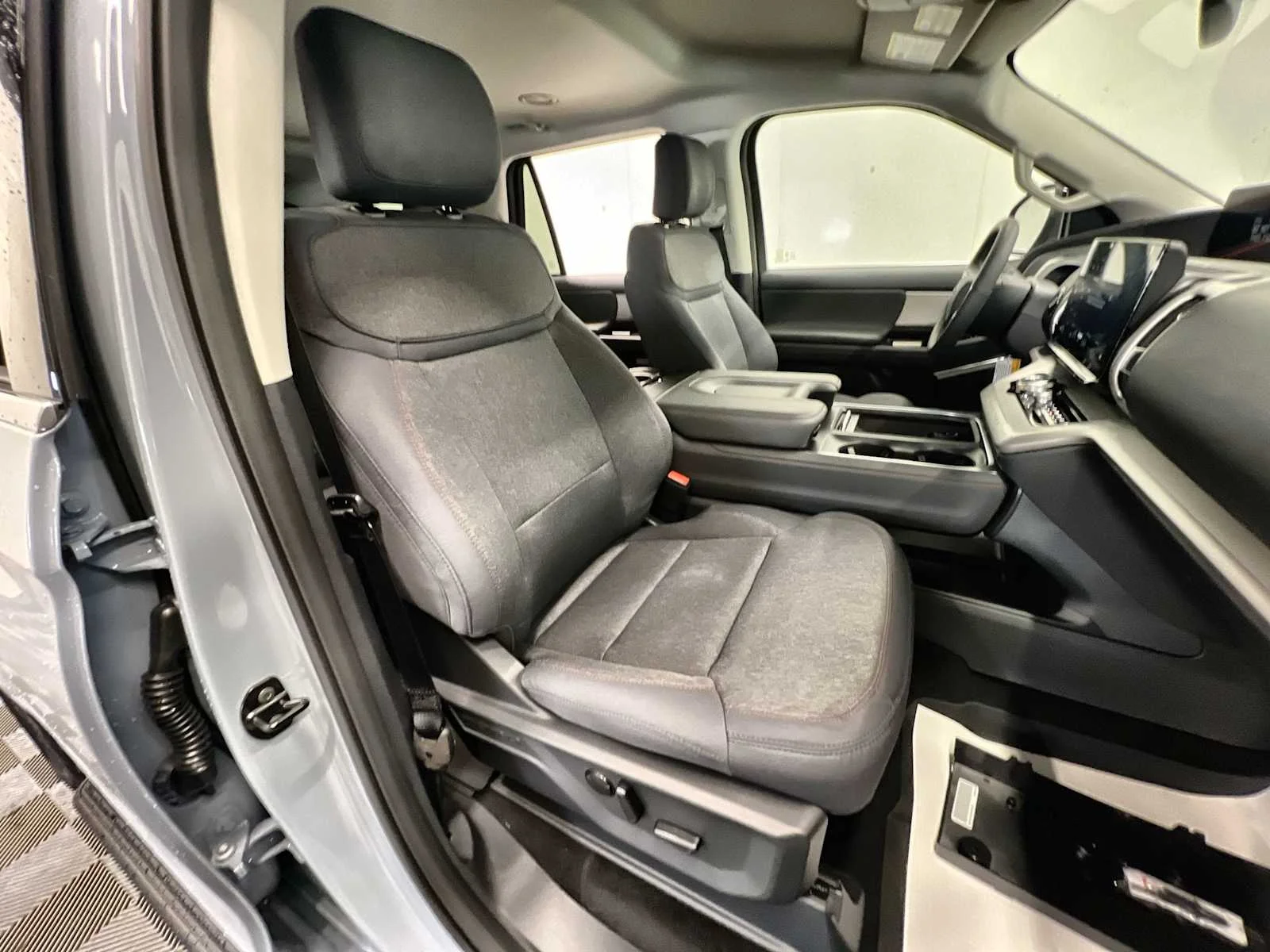 New 2025 Glacier Gray Metallic TriCoat Ford Active image 26