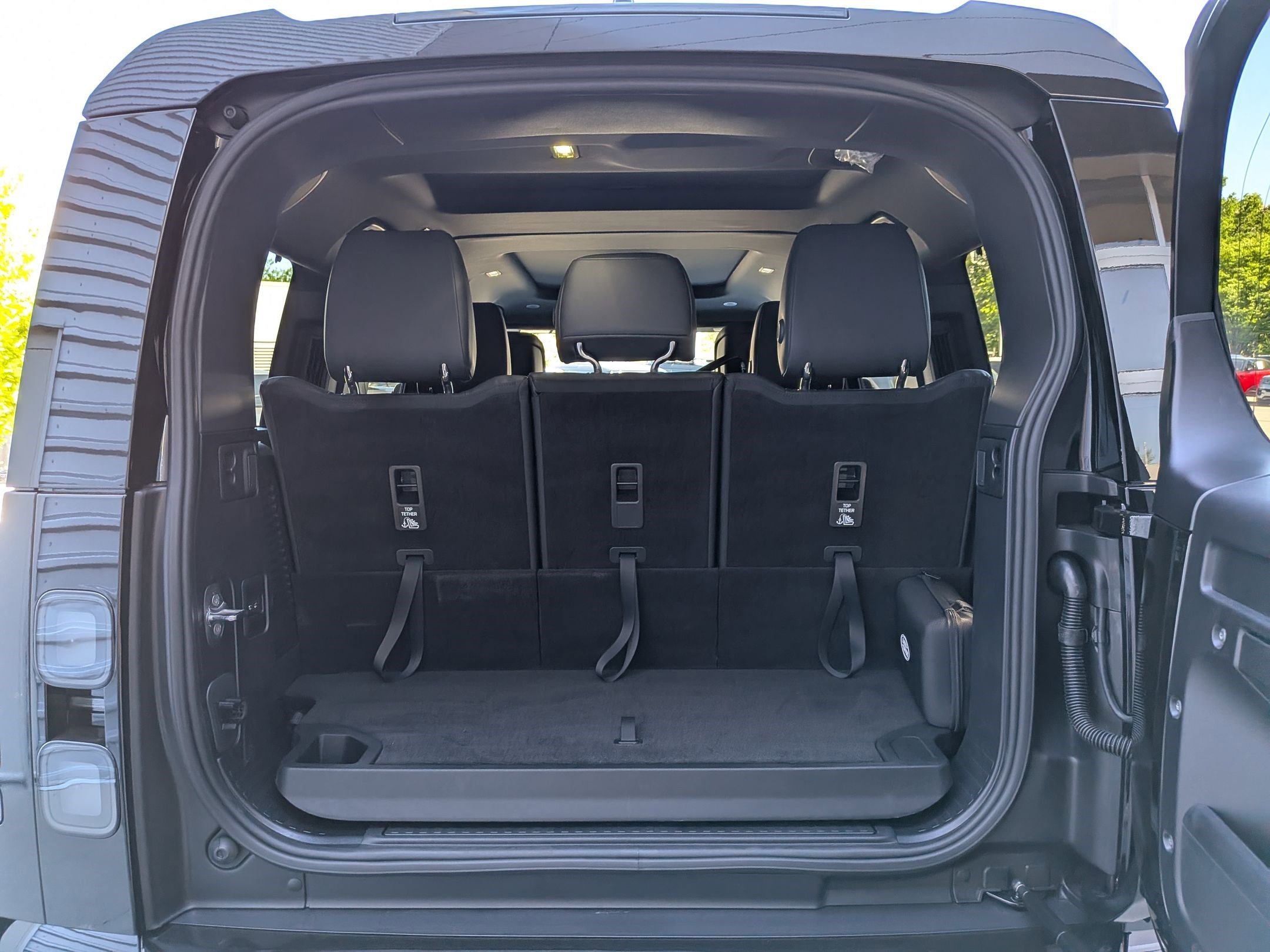 New 2026 Santorini Black Land Rover P400 X-Dynamic SE image 28