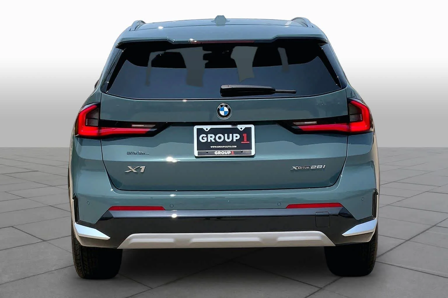 New 2026 Cape York Green Metallic BMW xDrive28i image 4