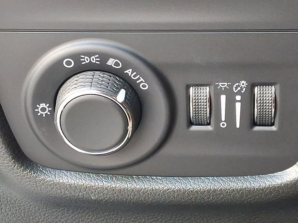 Used 2023 White Jeep Altitude image 25
