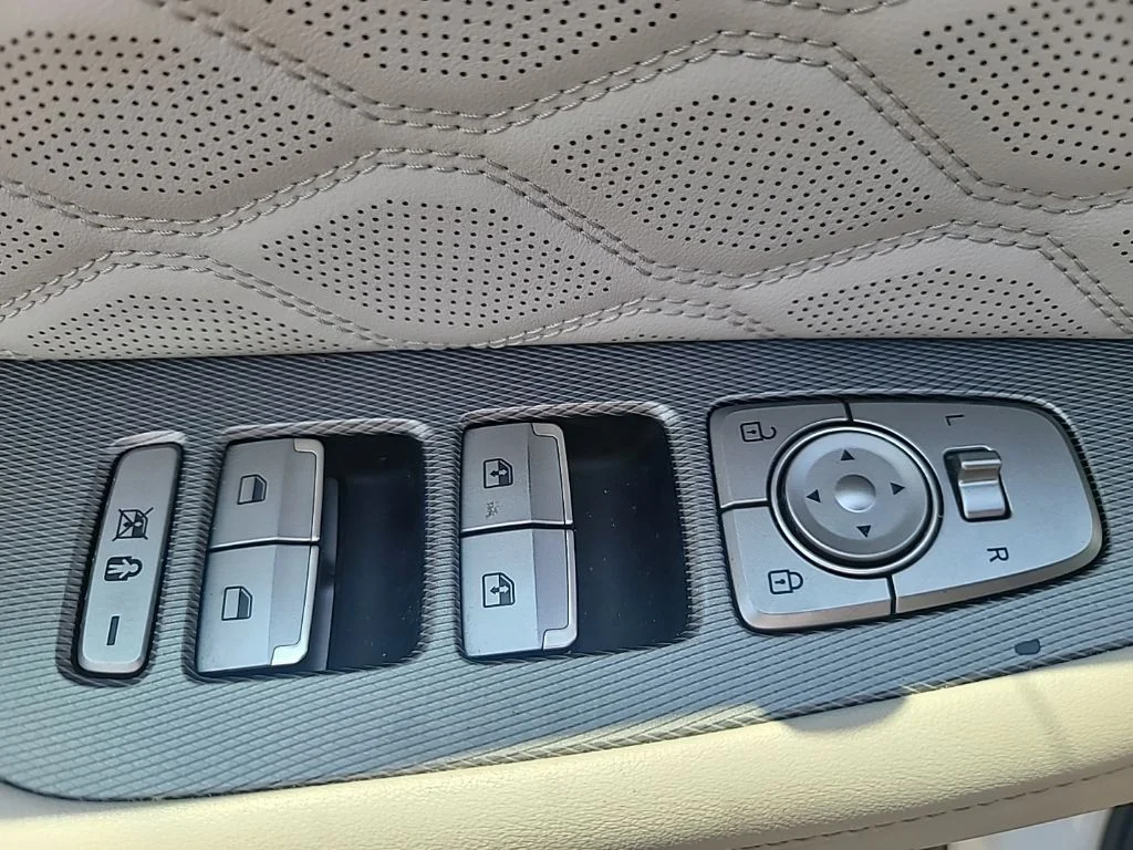 Used 2022 White Hyundai Calligraphy image 9