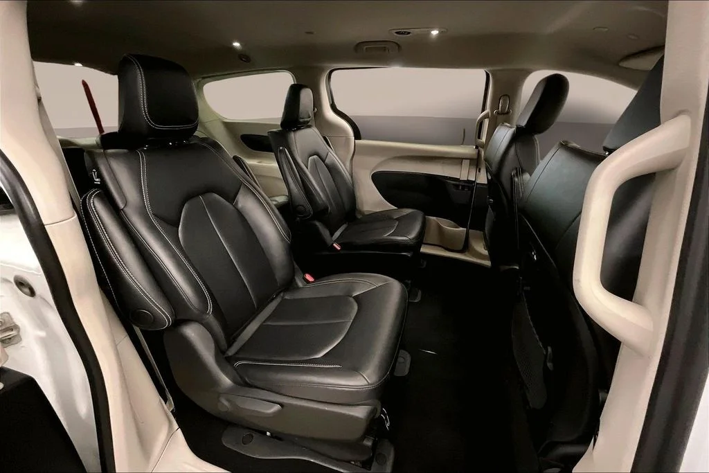 Used 2024 White Chrysler Select image 31