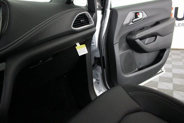 New 2026 Bright White Clear-Coat Exterior Paint Chrysler Select image 14