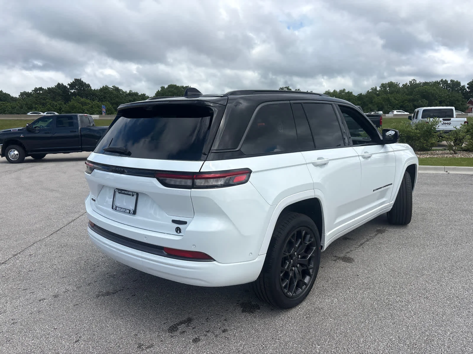 New 2026 Bright White Clear-Coat Exterior Paint Jeep Summit image 10