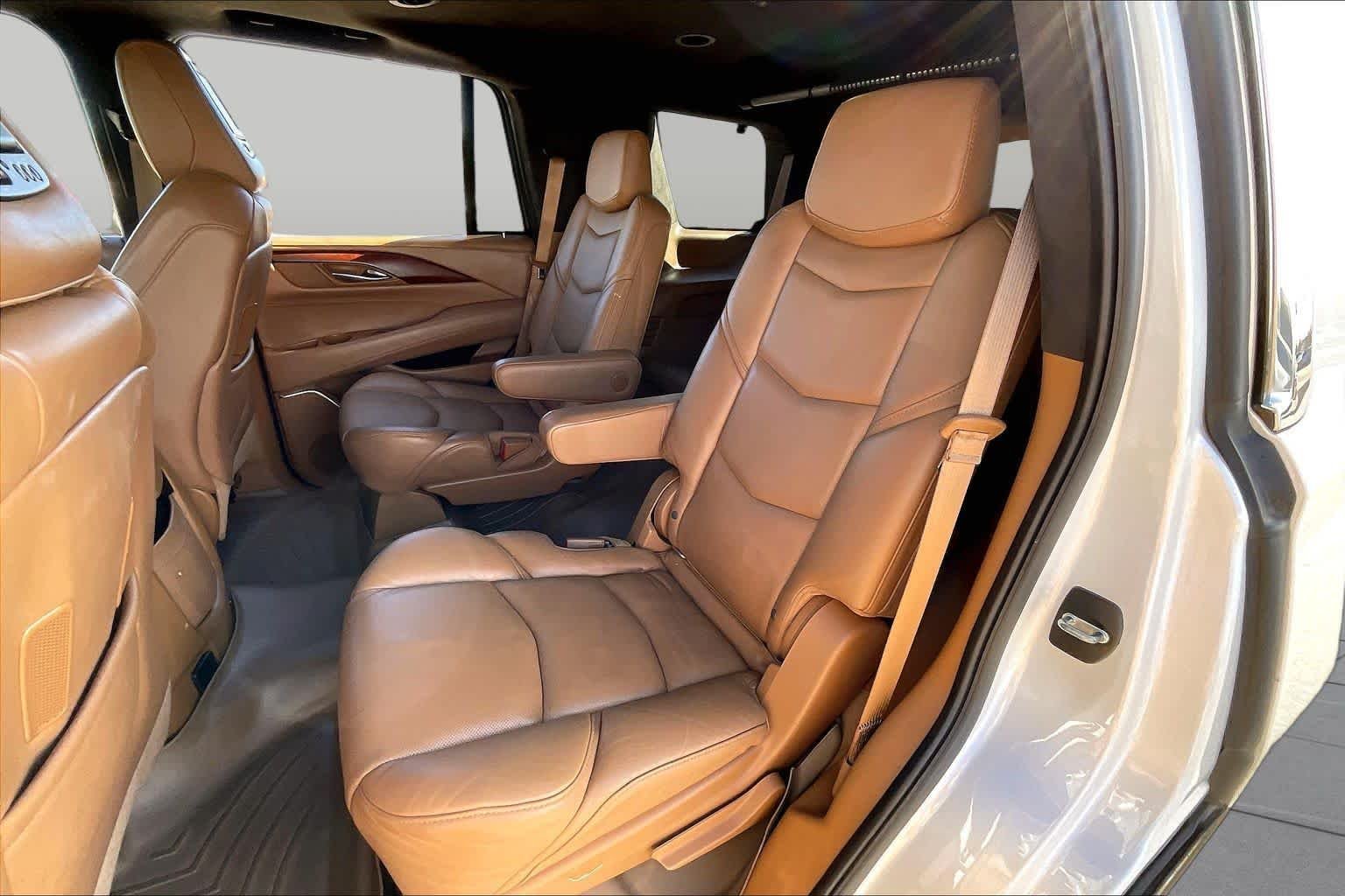 Used 2017 Crystal White Tricoat Cadillac Platinum image 20