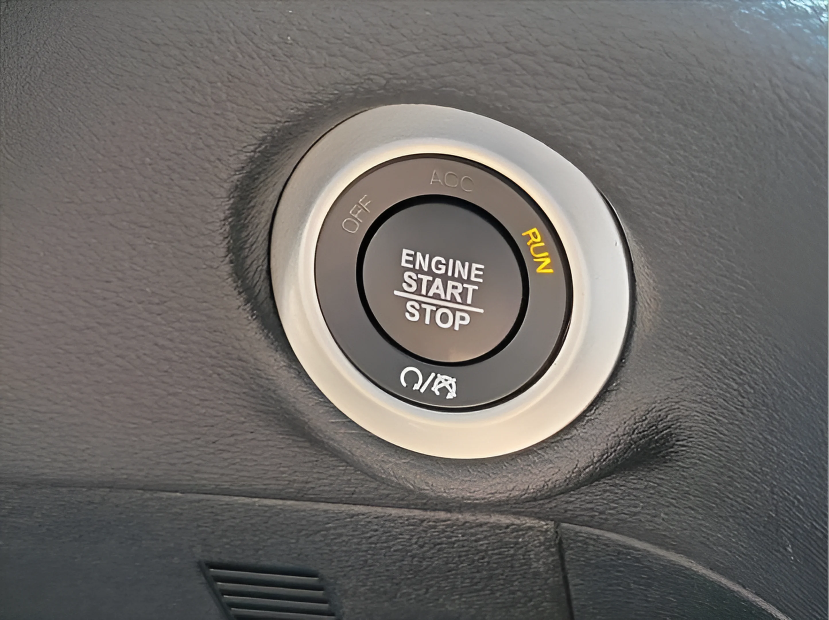Used 2023 Silver Mist Clearcoat Chrysler Hybrid Pinnacle image 16