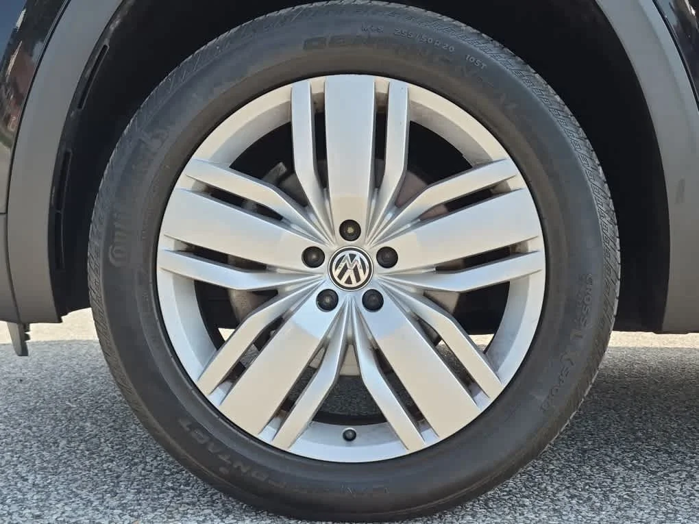 Used 2019 Deep Black Pearl Volkswagen 3.6L V6 SEL image 6
