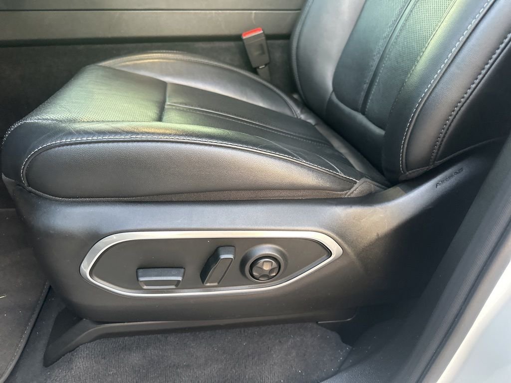 Used 2025 White Jeep Base image 8