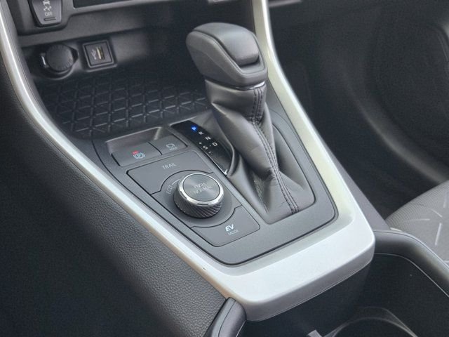 Used 2025 Silver Sky Metallic Toyota XLE image 20