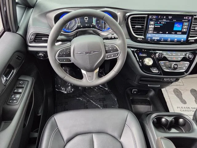 Used 2025 Black Chrysler Select image 13
