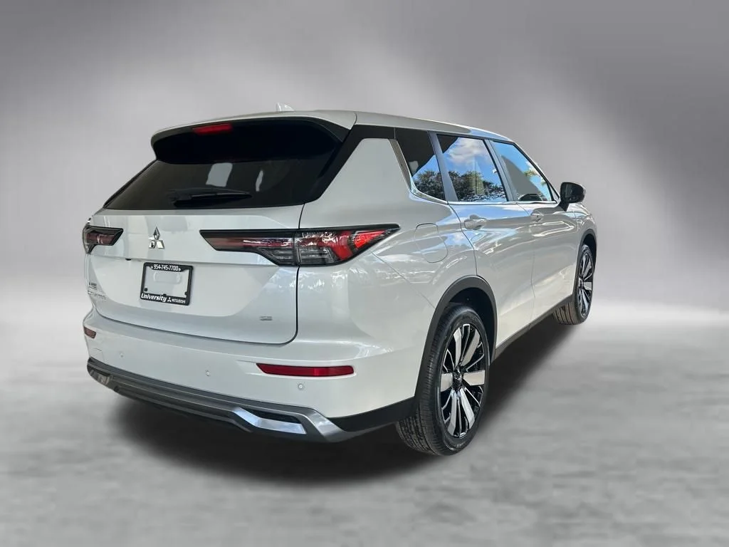 New 2026 White Mitsubishi SE image 3
