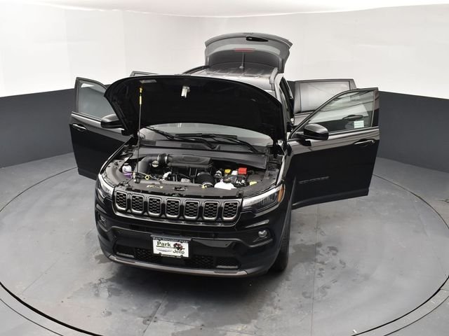 New 2026 Diamond Black Crystal Pearl-Coat Exterior Paint Jeep Latitude image 26