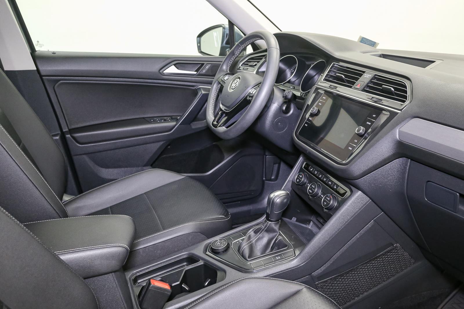 Used 2021 Platinum Gray Metallic Volkswagen SE image 21