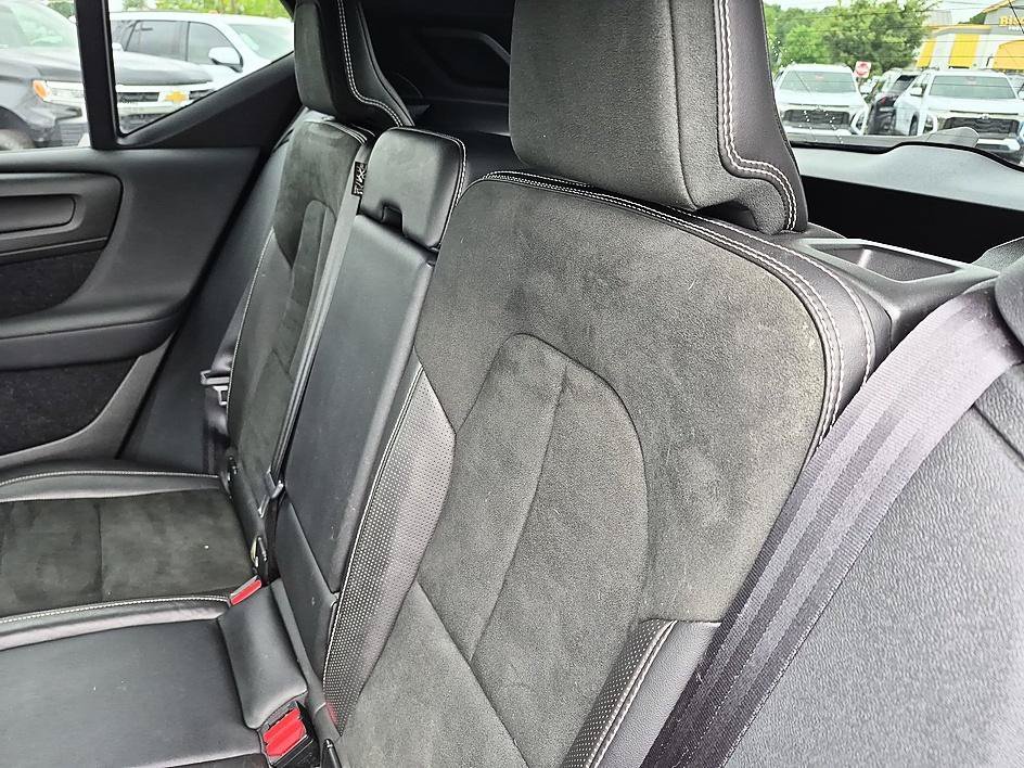 Used 2019  Volvo R-Design image 30