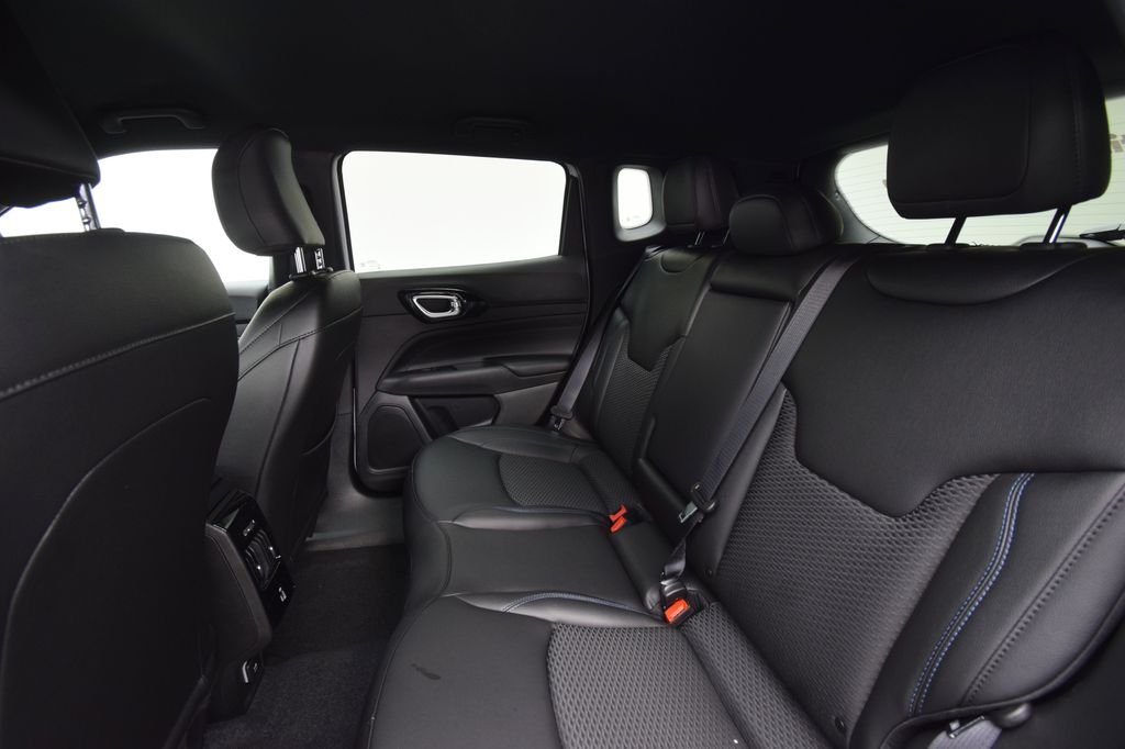 New 2026 Diamond Black Crystal Pearlcoat Jeep Latitude image 35