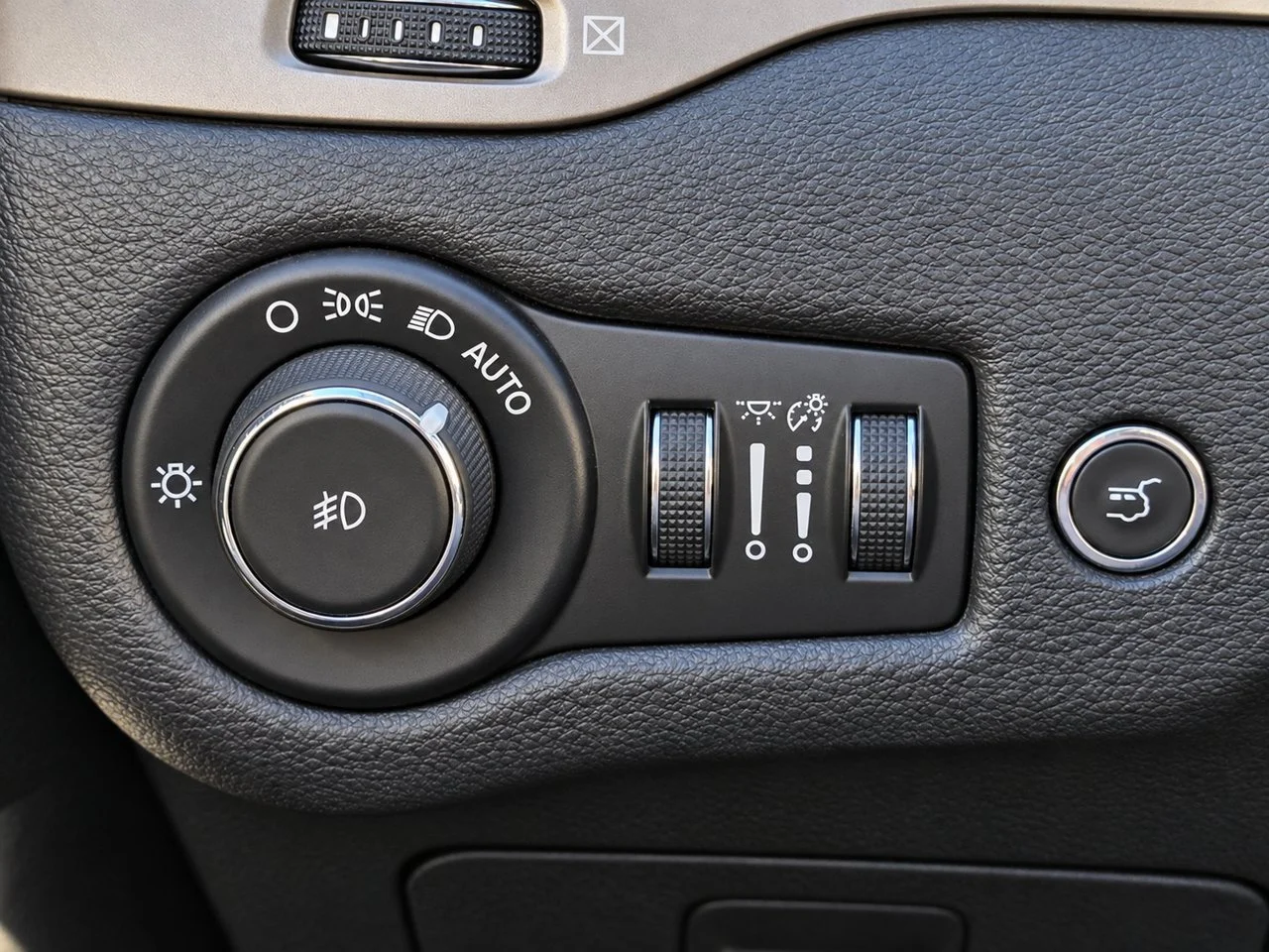 Used 2016 Bright White Jeep Latitude FWD image 23