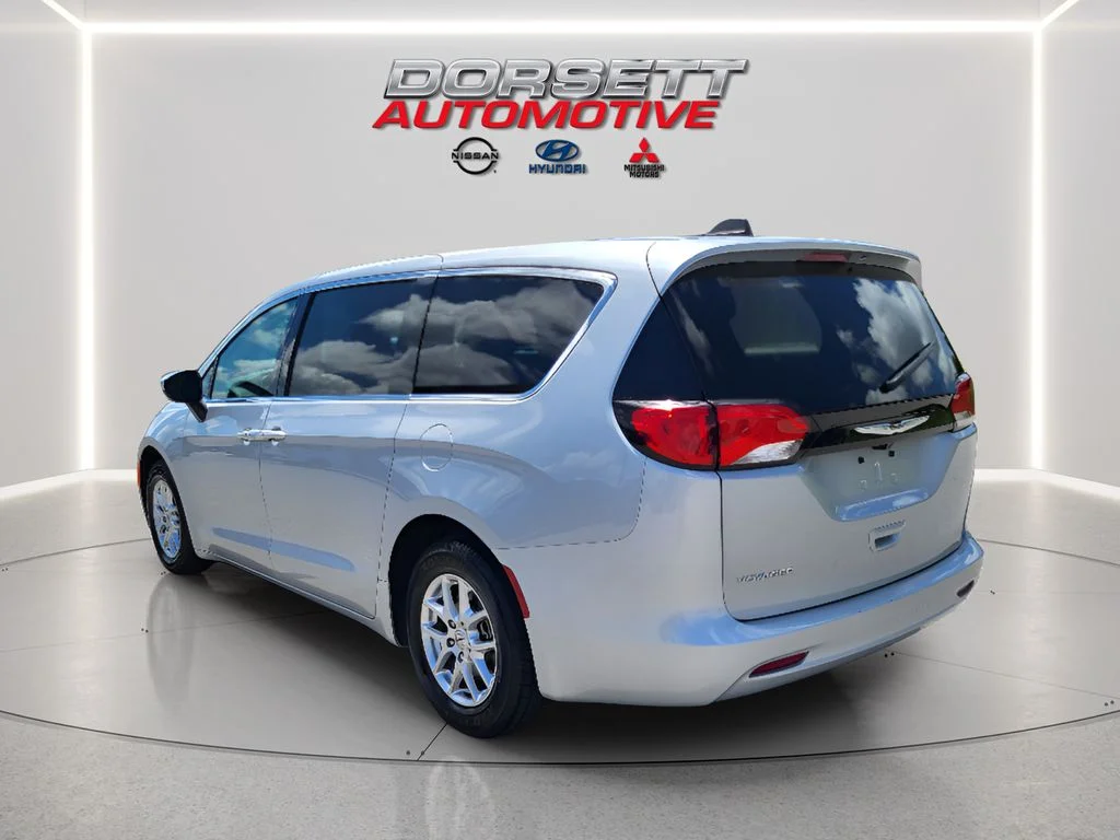 Used 2023 Silver Mist Clearcoat Chrysler LX image 8