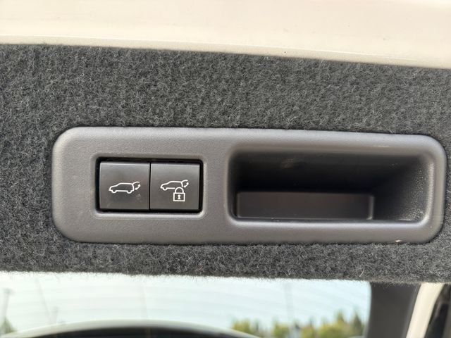 Used 2022 White Lexus 450h image 24