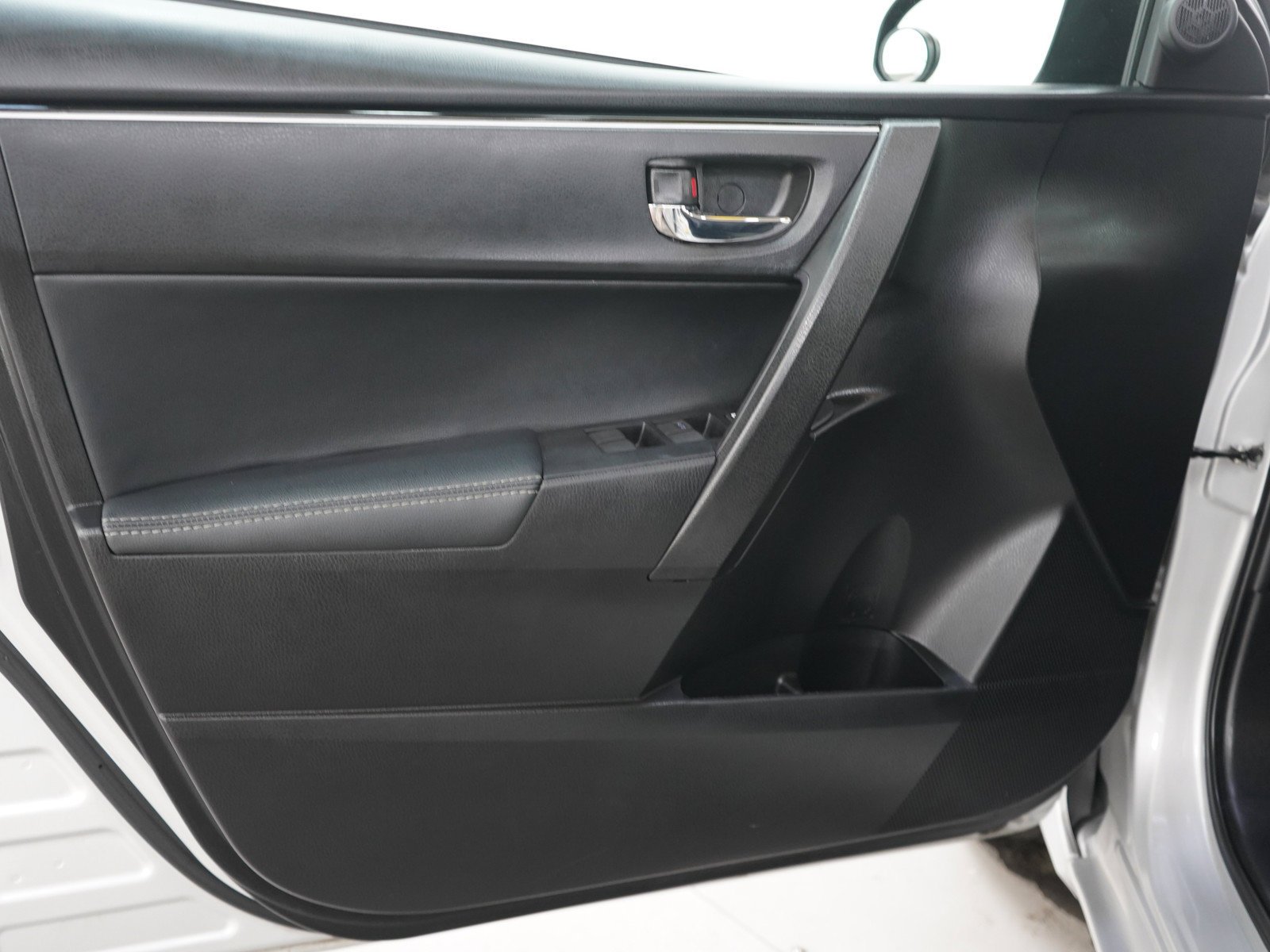 Used 2017 Classic Silver Metallic Toyota Xle image 17