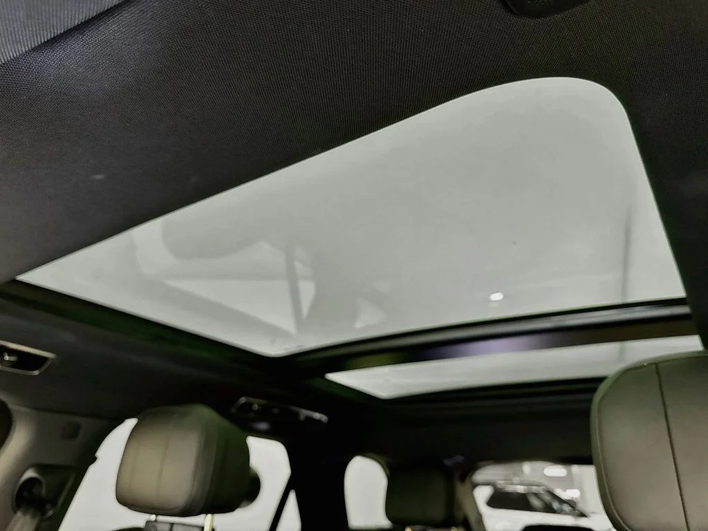 Used 2025 White Land Rover Dynamic SE image 22