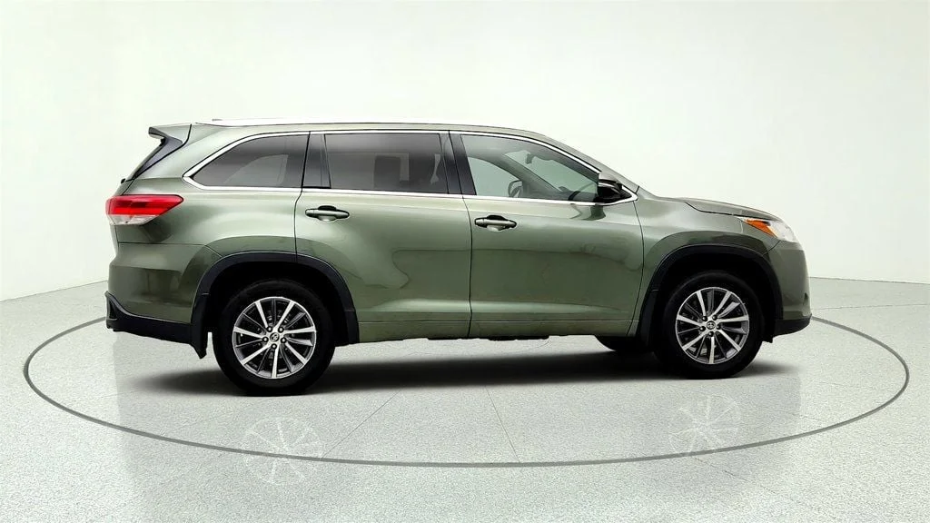 Used 2018 Alumina Jade Metallic Toyota XLE V6 AWD w/ Tow Hitch Receiver image 4