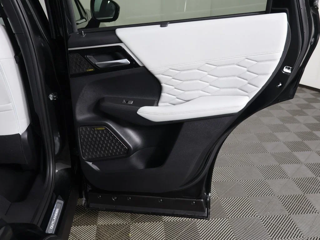 2025 Mitsubishi Outlander SEL Platinum Edition - Photo 33