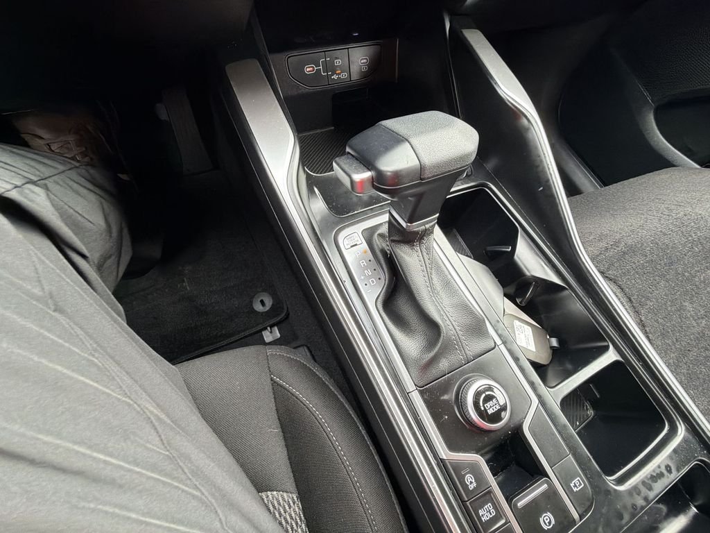 Used 2024 White Kia LX image 25