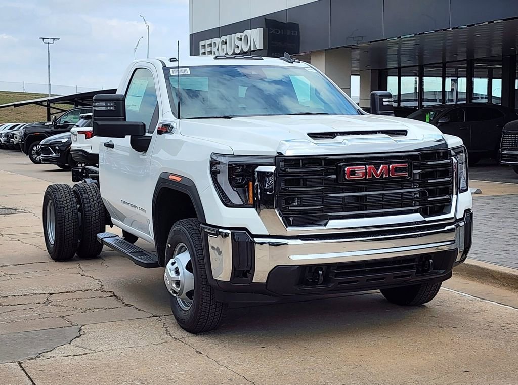 Summit White 2026 GMC Sierra 3500HD Chassis Pro Regular Cab 4WD Pickup Truck Four-Wheel Drive Automatic