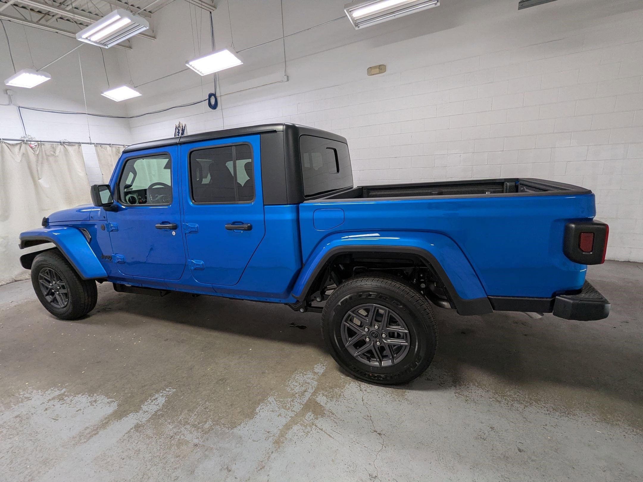 New 2026 Hydro Blue Pearl-Coat Exterior Paint Jeep Sport S image 8