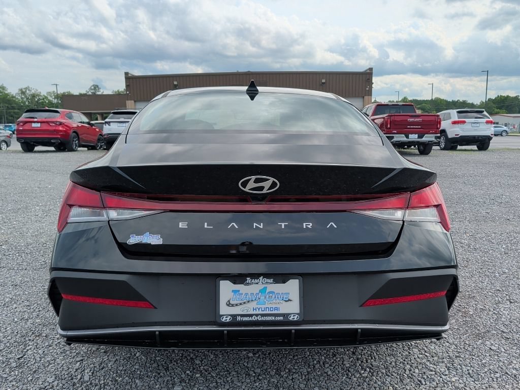 New 2026 Abyss Black Hyundai SE image 7